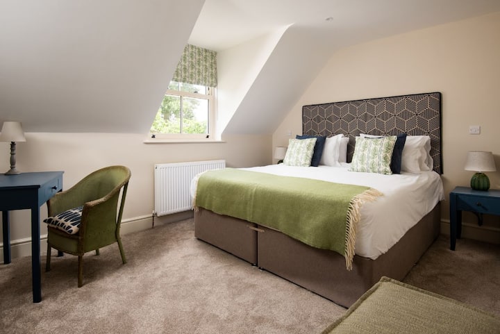 Partridge Lodge - трета спална соба со двоен кревет и простор за биро