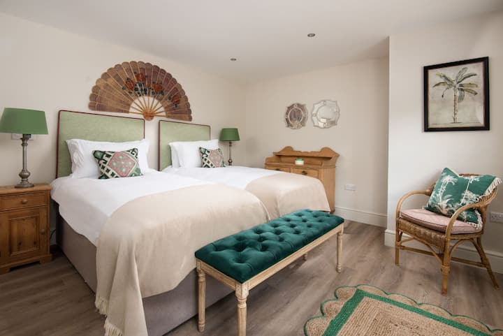 Partridge Lodge - двокреветна соба на приземје со поглед кон големата предна градина