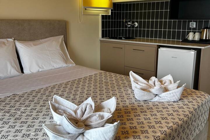 3 Bedroom House – Sleeps 15 – Pool, Garden, Wifi gallery image 3