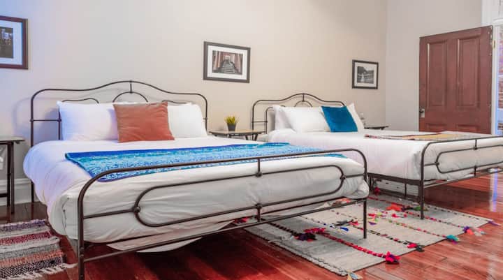 两个并排的标准双人床