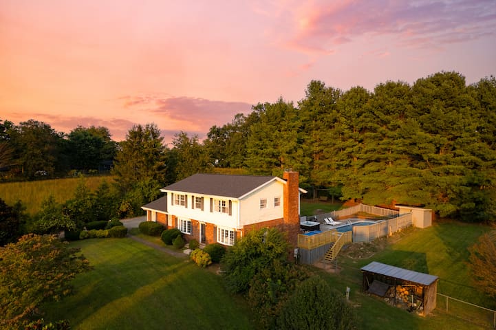 Ridge Valley by AvantStay | Chic Asheville Escape