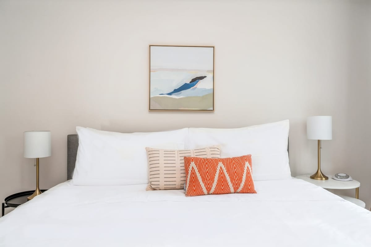 มั่นใจได้ว่าทีมประสบการณ์ผู้เข้าพักของเราพร้อมให้บริการตลอด 24 ชั่วโมงทุกวัน