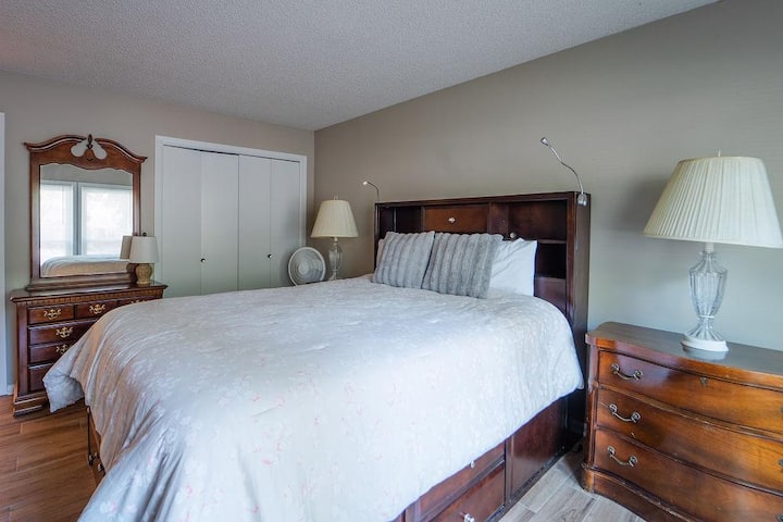 Cama queen en el segundo dormitorio 