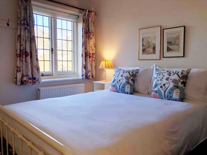 Спалня 4 – с двойно легло и изглед към градината в стаите на старите прислуга близо до задните стълби