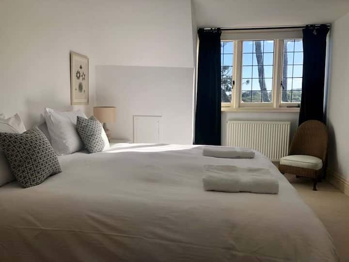 Спалня 6 – със суперголямо легло и самостоятелна баня на втория етаж