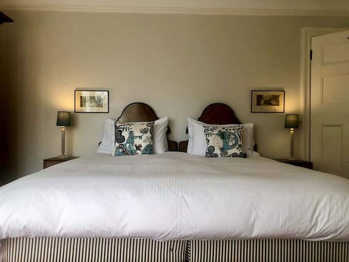 Спалня 3 има суперголямо легло