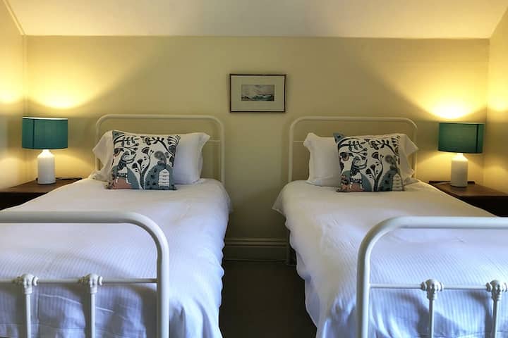 Спалня 5 – с единични легла и изглед към градината в помещенията на бившите слуги близо до задните стълби