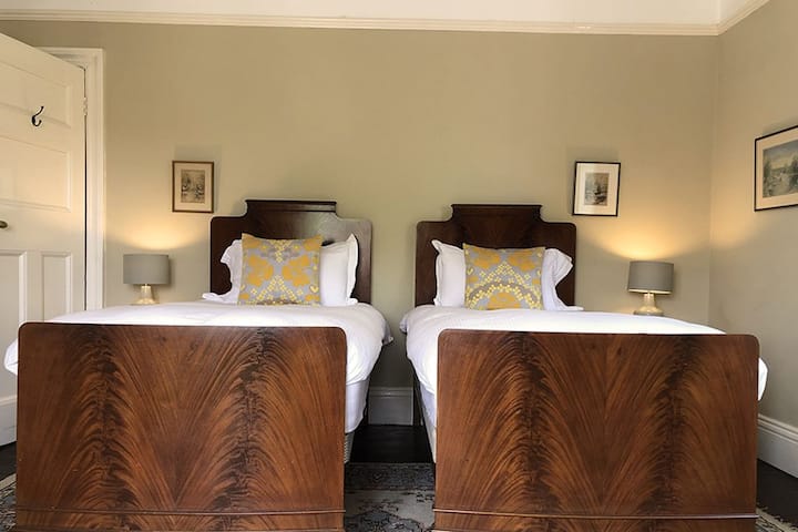 Спалня 2 има единични легла и изглед към залива Суонидж