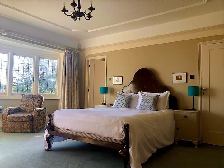 Спалня 1 с голямо двойно легло и самостоятелна баня