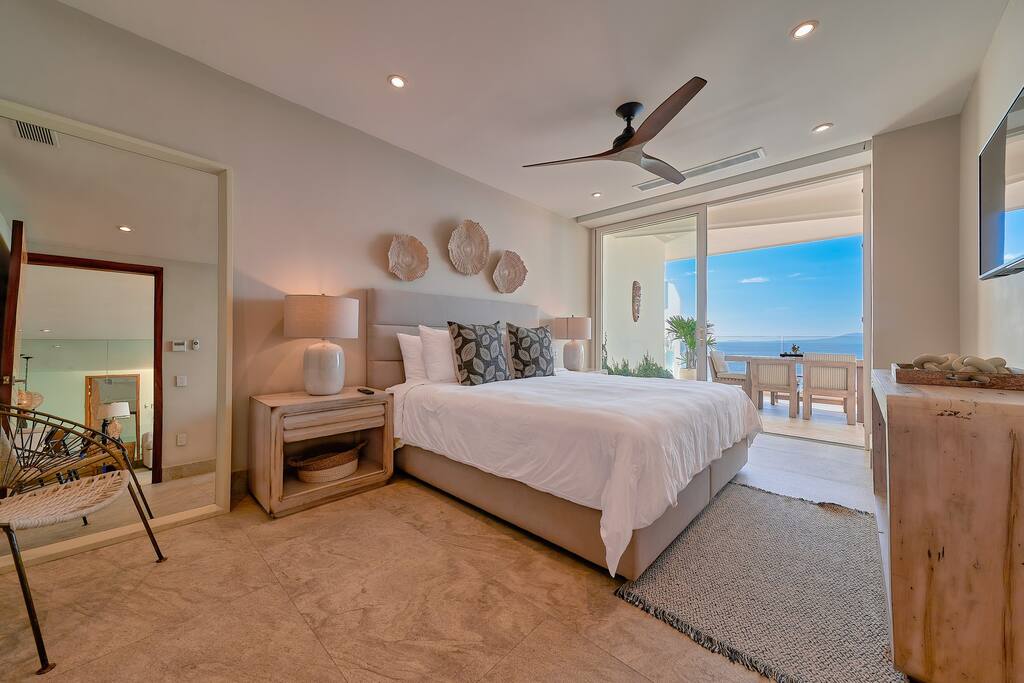 غرفة النوم الرئيسية مع سرير بحجم كبير.