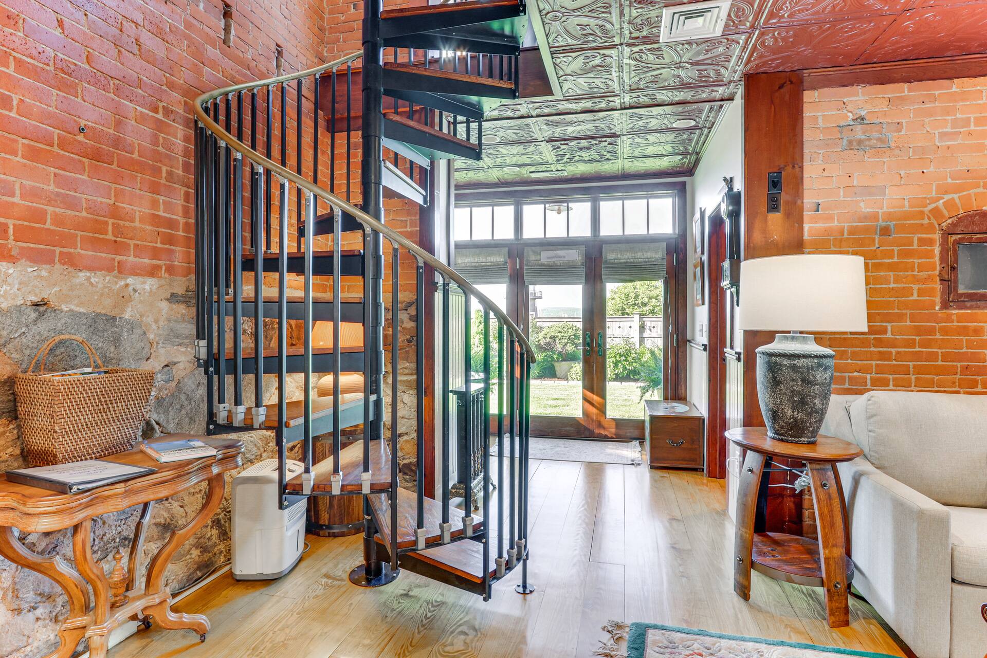 Downtown Essex Apartment - Steps to River! — photo 5
