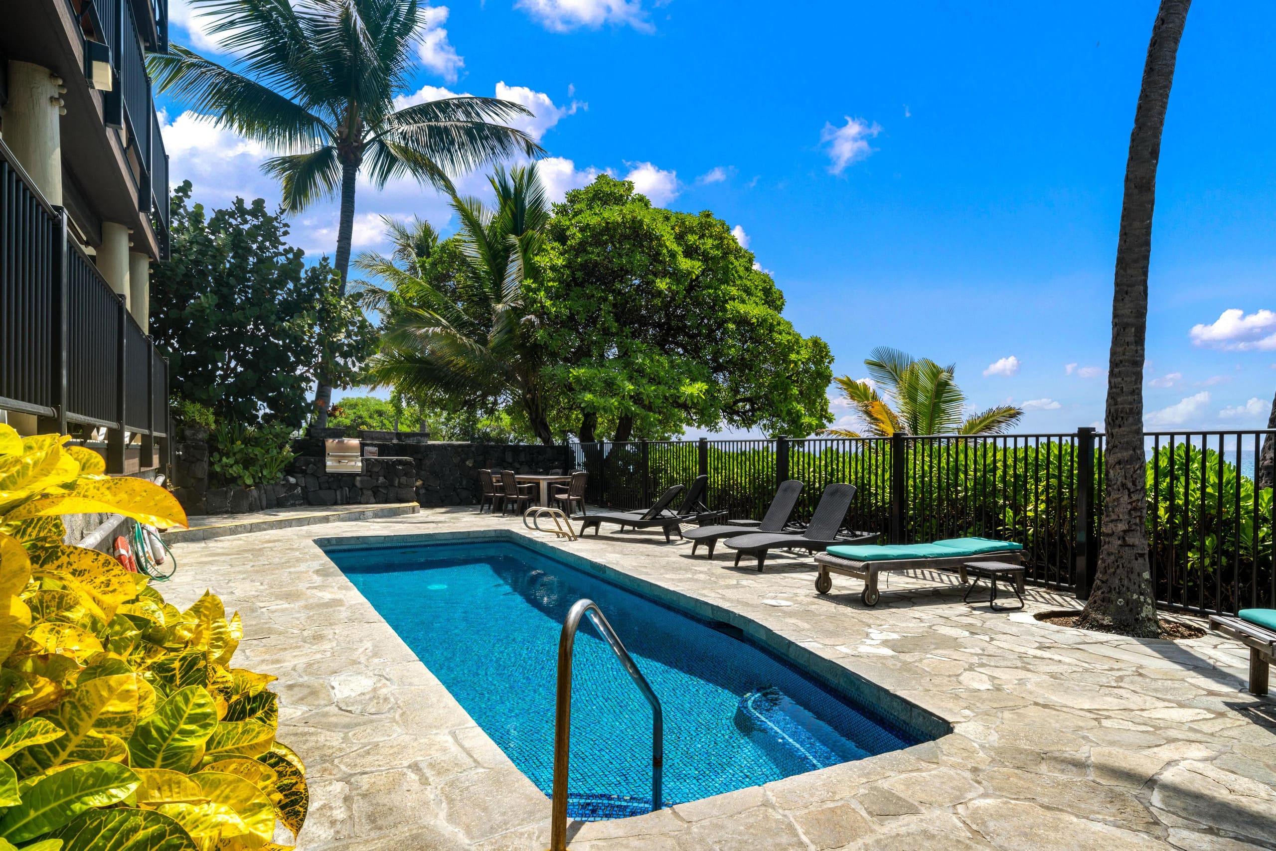Condo in Kailua-Kona · ★4.83 · 2 bedrooms · 2 beds · 2 baths - Image 37