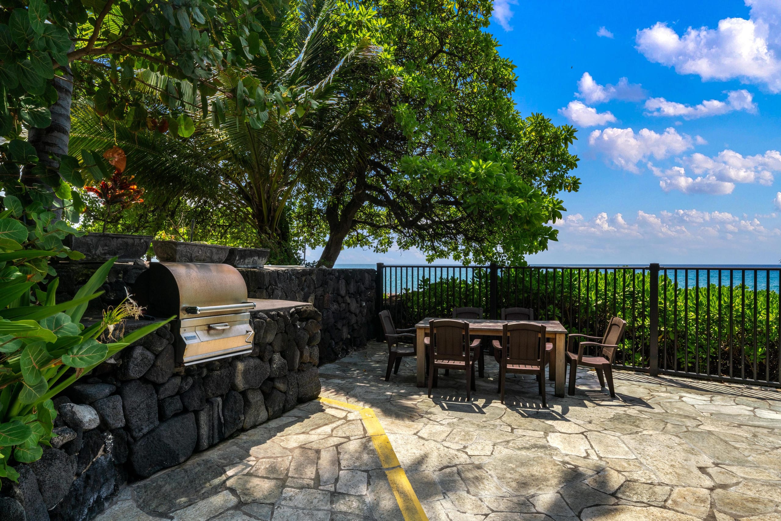 Condo in Kailua-Kona · ★4.83 · 2 bedrooms · 2 beds · 2 baths - Image 39