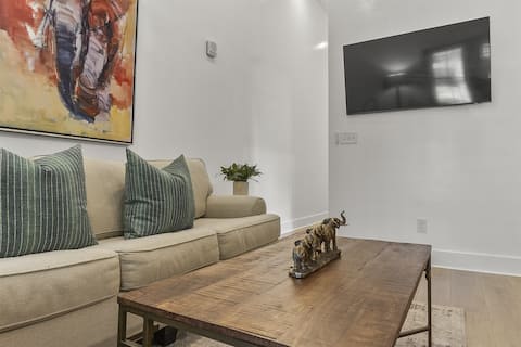 Popular Airbnb listing: The Polly Luxury Condos Blocks from Stadium | Walk in Tuscaloosa