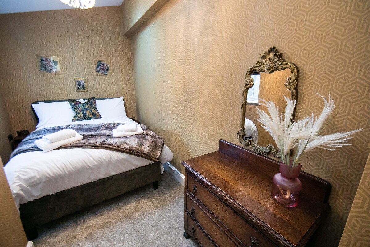 Საძინებელი 1 პირველ სართულზე, სააბაზანოს მოპირდაპირე მხარეს 