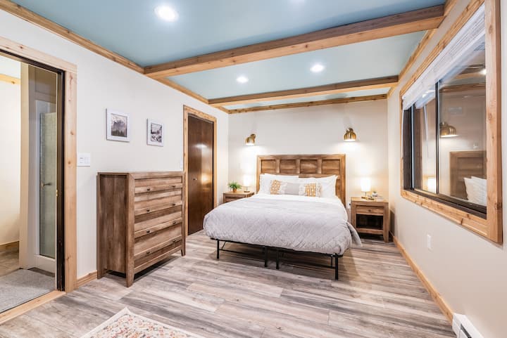 Dormitorio 2 con cama tamaño queen y literas