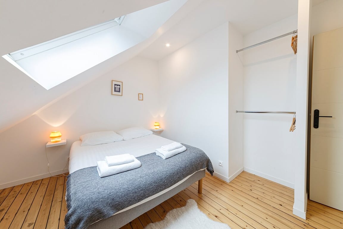 Chumba cha kulala kilicho na kitanda cha watu wawili na sehemu ya kuhifadhi. 