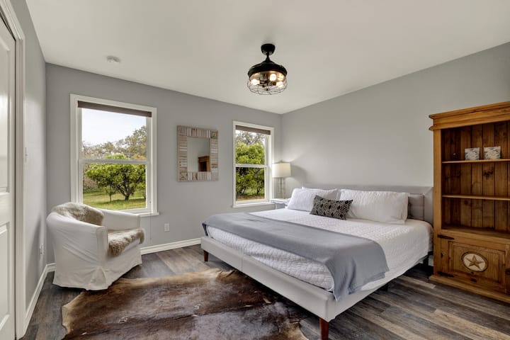 Segundo dormitorio con cama tamaño king.