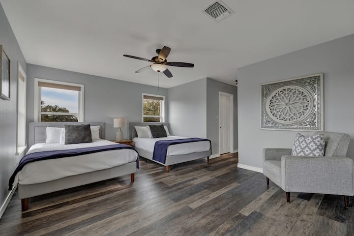 El dormitorio principal ofrece dos camas matrimoniales y una litera (doble sobre cama completa).