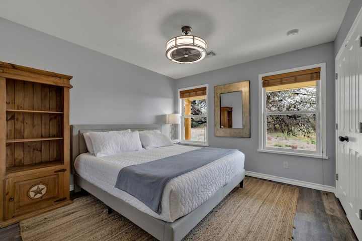 El tercer dormitorio cuenta con una cama tamaño king.