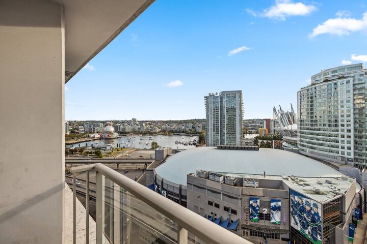 Two Bed Apartment w/ Pool by Roger’s Arena gallery image 2