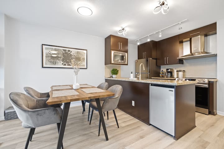 Two Bed Apartment w/ Pool by Roger’s Arena gallery image 3