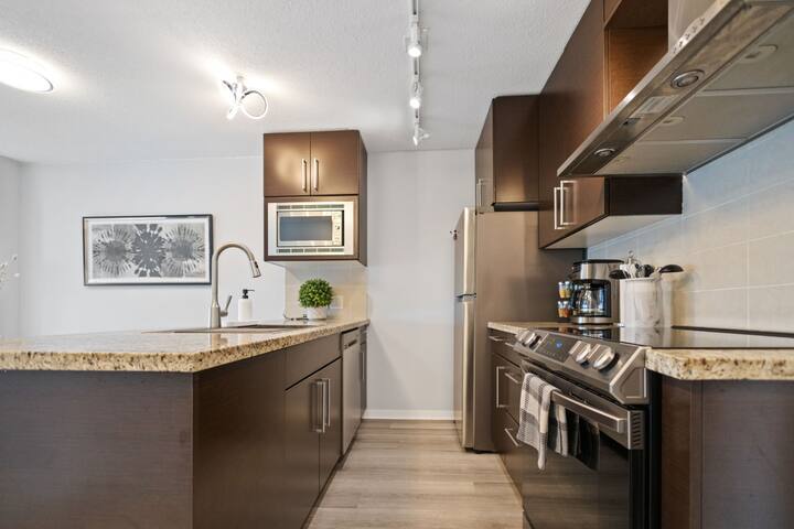 Two Bed Apartment w/ Pool by Roger’s Arena gallery image 5