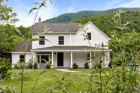 Walk to Old Rag/Shenandoah*Hot tub* dogs welcome