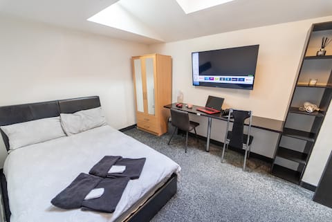 Top performing Airbnb: Lovely Studio 10 mins from City for Short term! in Selly Oak
