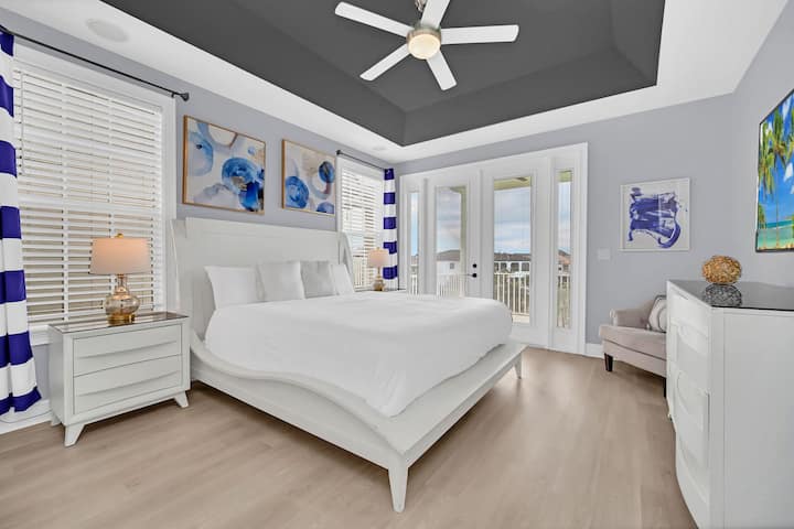 לעלות למעלה לסוויטה הראשית עם מיטת קינג סייז