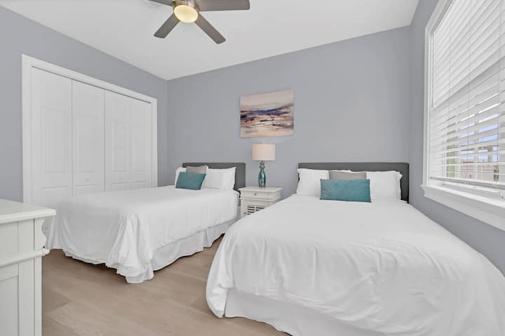 בחדר השינה השני באגף יש שתי מיטות יחיד.