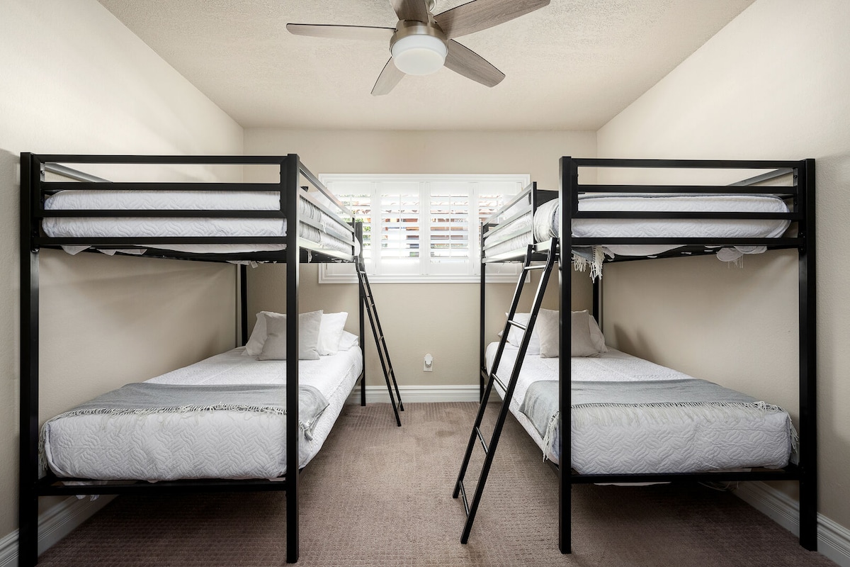 Dormitorio cinco con 2 literas individuales