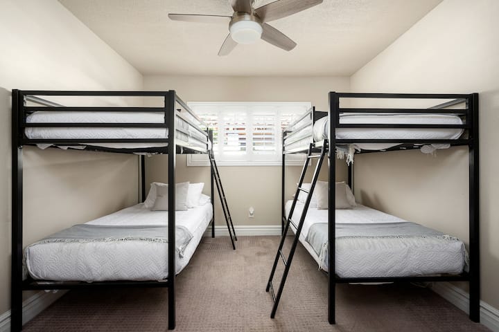 Საძინებელი ხუთი w/ 2 Twin Bunk Bunk Beds