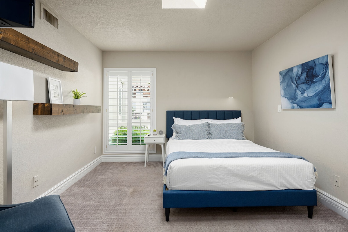 Dormitorio tres con cama tamaño queen