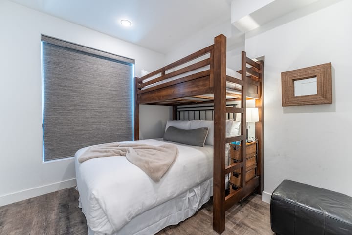 Chumba cha kulala cha wageni kinachotoa kitanda cha Malkia na bunk ya Twin.