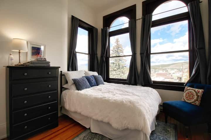【Bedroom 3】The arched-window room — wake up looking straight at the peaks