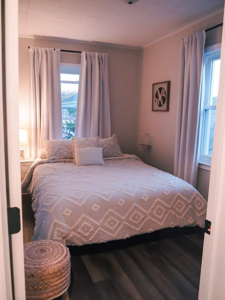 هذا سرير بحجم كوين مريح للغاية ويتسع لنوم ضيفين.