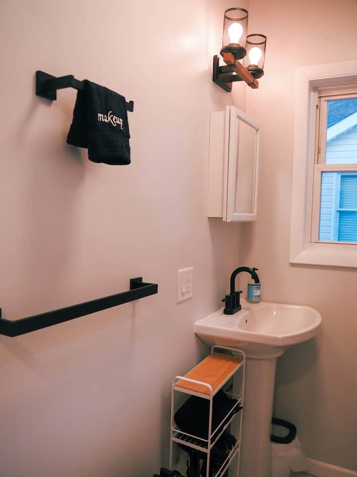 لدينا حمام كامل مع دش.