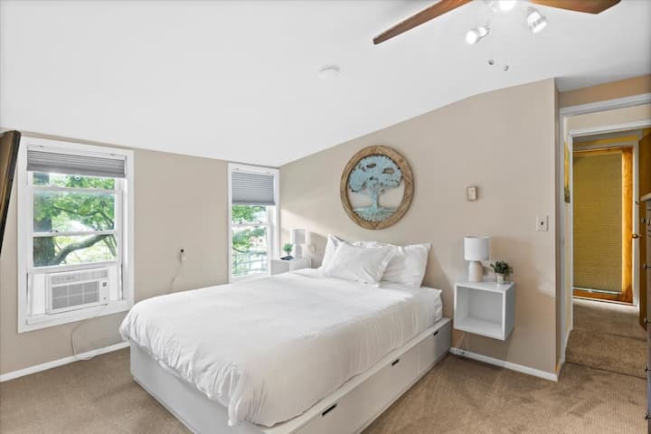 El dormitorio principal ofrece un colchón tamaño queen y baño completo, lavadora y secadora.