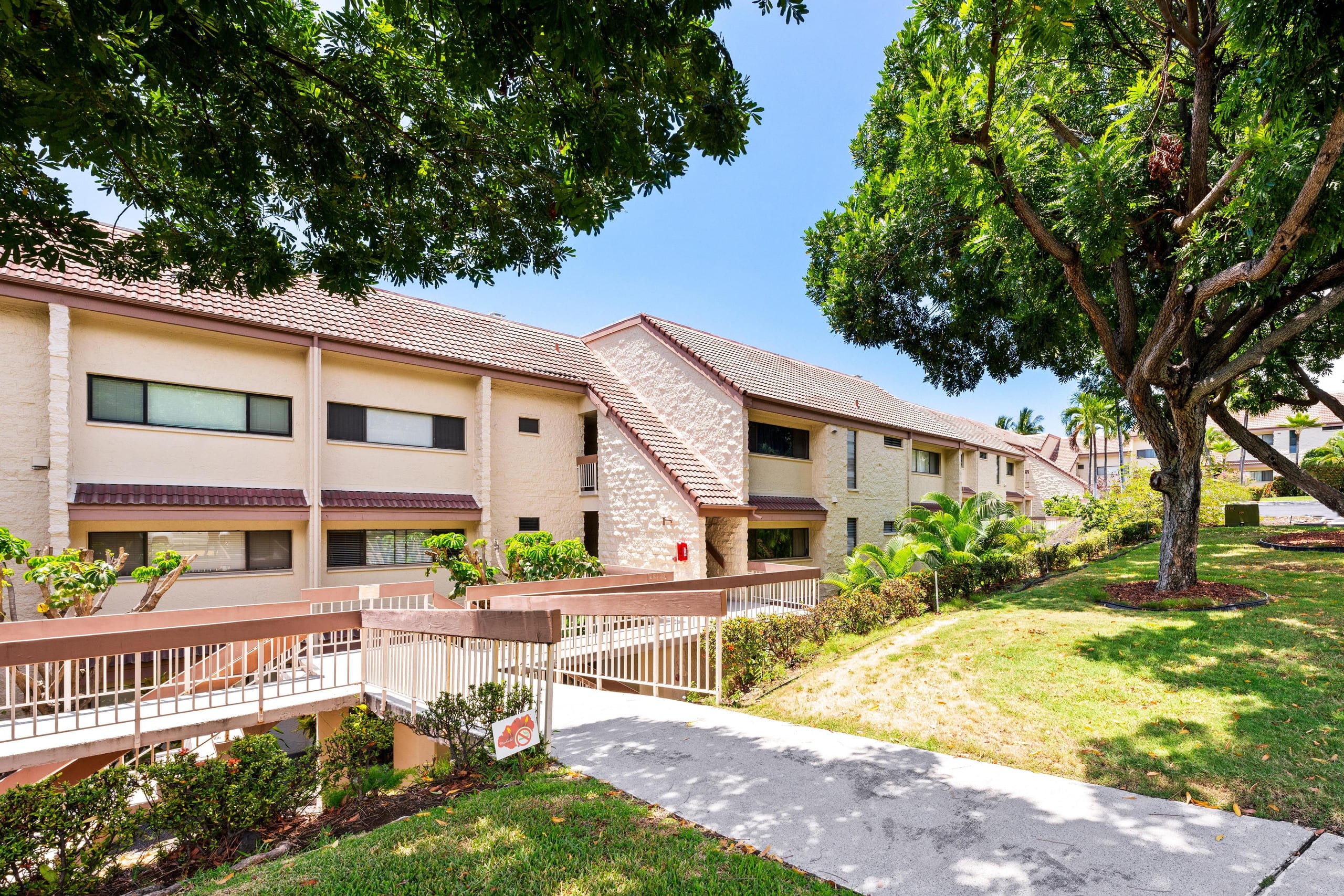 Condo in Kailua-Kona · ★4.41 · 3 bedrooms · 5 beds · 3 shared baths - Image 33
