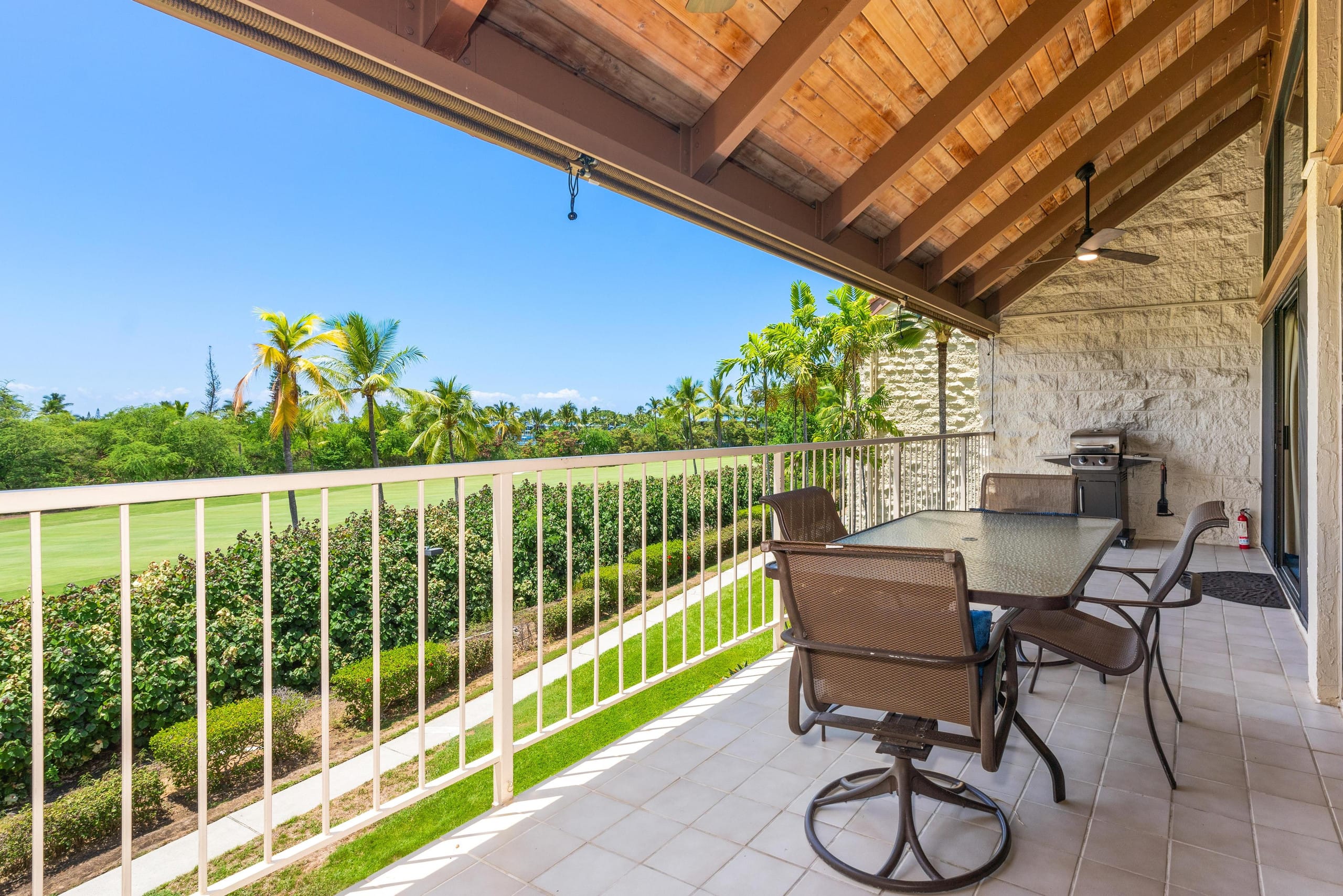Condo in Kailua-Kona · ★4.41 · 3 bedrooms · 5 beds · 3 shared baths - Image 12