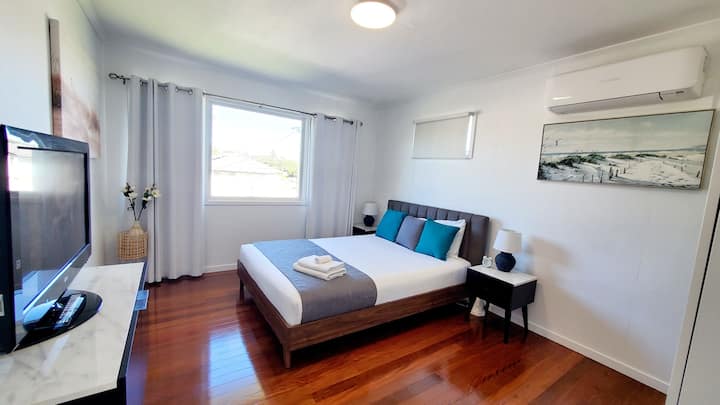 Clean and comfy bedroom (Queen size bed)