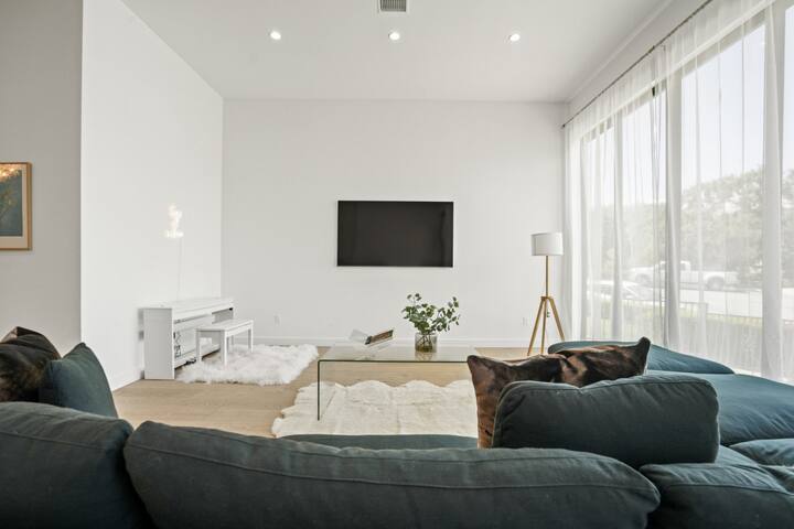 Bright 3BR Home w/ High Ceilings, Yard, Pets OK gallery image 4