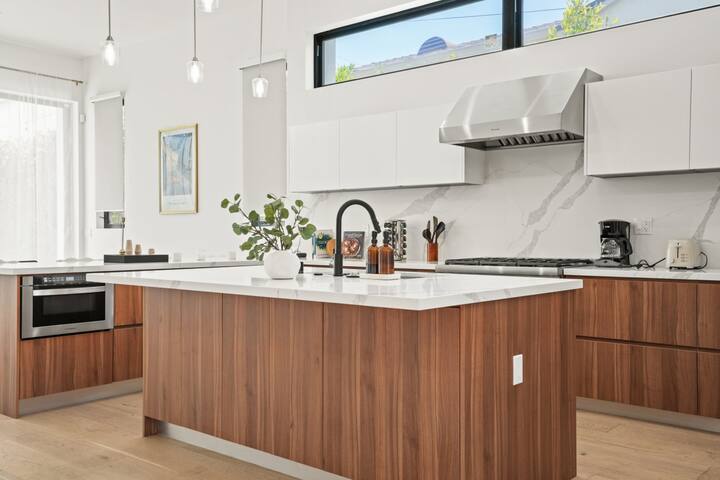 Bright 3BR Home w/ High Ceilings, Yard, Pets OK gallery image 5