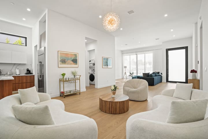 Bright 3BR Home w/ High Ceilings, Yard, Pets OK