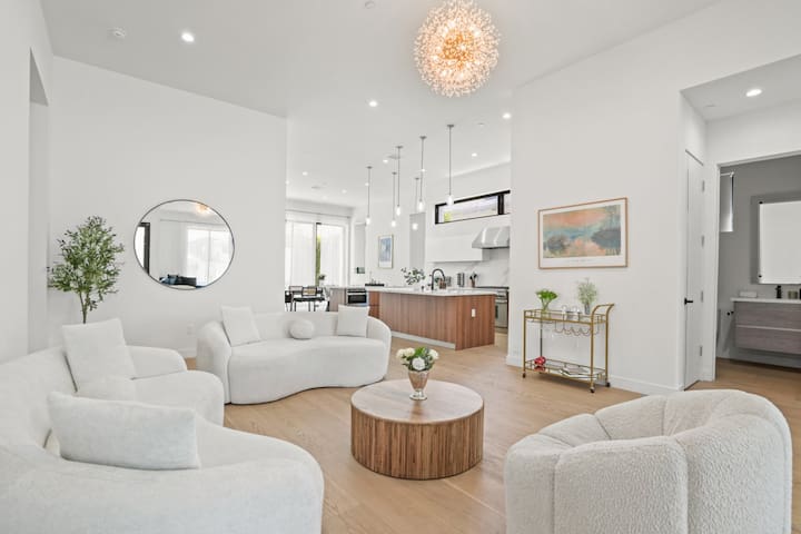 Bright 3BR Home w/ High Ceilings, Yard, Pets OK gallery image 2