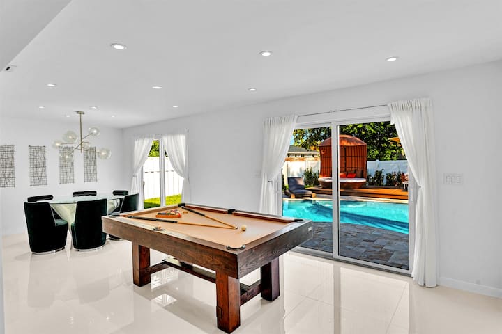 Upscale Hollywood Oasis | Heated Pool & Fire Pit