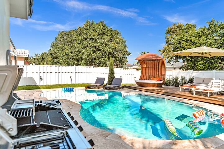 Upscale Hollywood Oasis | Heated Pool & Fire Pit gallery image 4