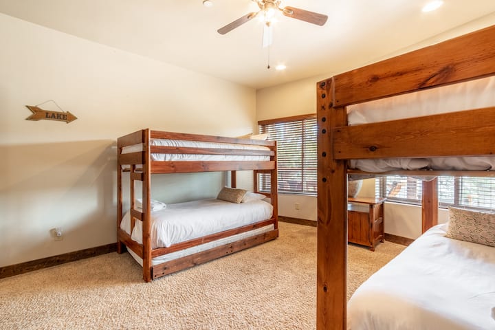 تحتوي غرفة النوم 4 على سريرين بطابقين.