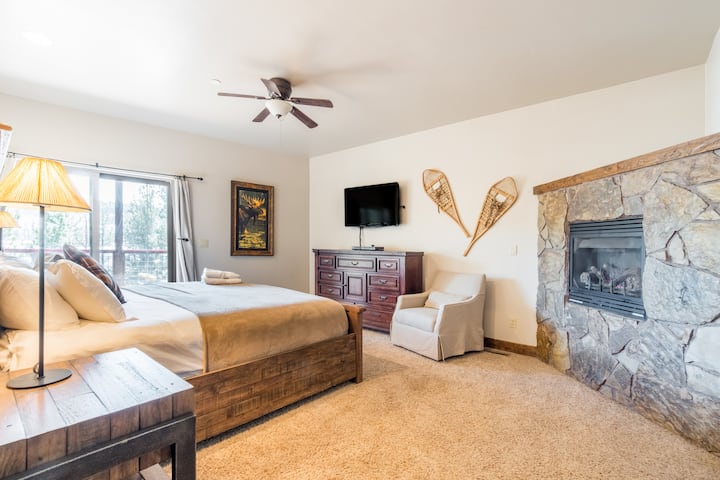 تحتوي غرفة النوم الأساسية على سرير كينج وإمكانية الوصول إلى الشرفة ومدفأة في الزاوية وتلفزيون وحمام داخلي.